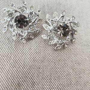 sarah coventry signed Vintage crystal snowflake clip earrings that are stunning